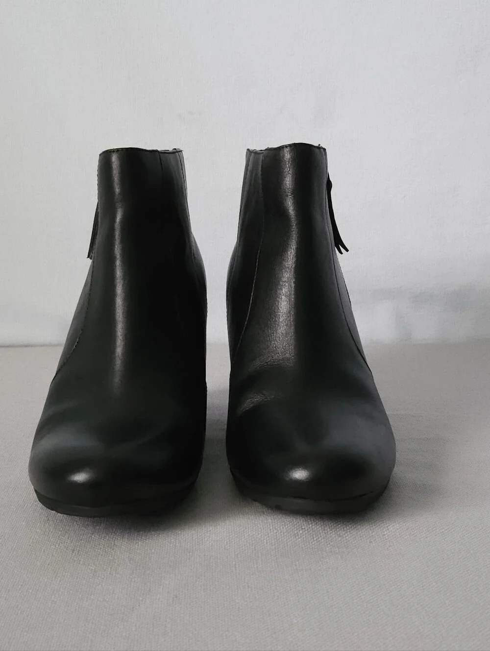 Clarks‎ Artisan 66436 Womens 9M Black Leather Wedge Ankle Boots Booties Side Zip